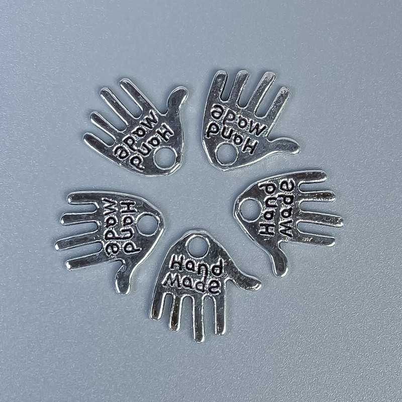 Zawieszka w kształcie dłoni, kolor metalu: srebrny, rękodzieło, wymiary 12×11×1 mm, otwór 1,5 mm, opakowanie 20 g (około 50 szt.)