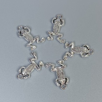 Zawieszka biżuteryjna Żabka, kolor metalu: srebrny, wymiary 20×13×3 mm ± otwór Ø 1,5 mm ± opakowanie 20 g (~18 szt.)