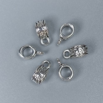 Zawieszka bail w kolorze srebra, wymiary 11×5×6 mm ±, średnice otworów 4,5 mm i 2 mm ±, opakowanie 20 szt.