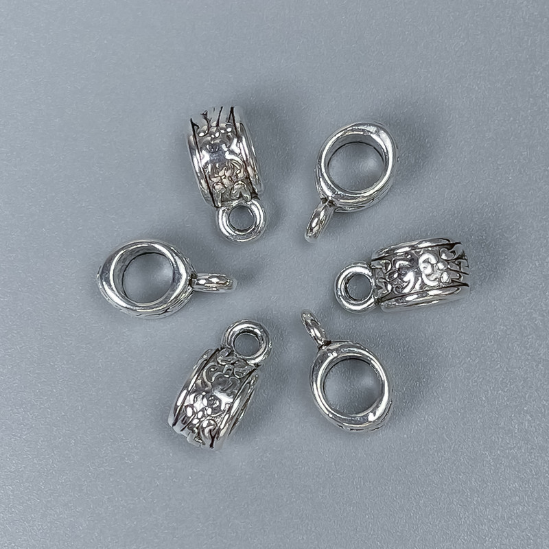 Zawieszka bail w kolorze srebra, wymiary 11×5×6 mm ±, średnice otworów 4,5 mm i 2 mm ±, opakowanie 20 szt.