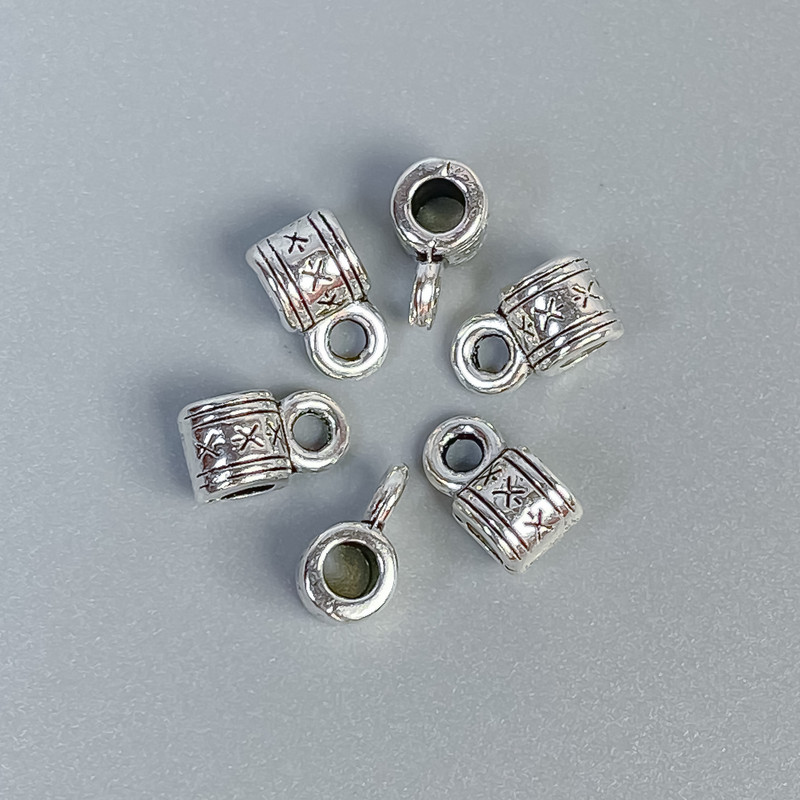 Zawieszka bail, kolor metalu: srebrny, wymiary 9×5×5 mm, otwory o średnicy około 2,0–2,5 mm, opakowanie 34 szt.