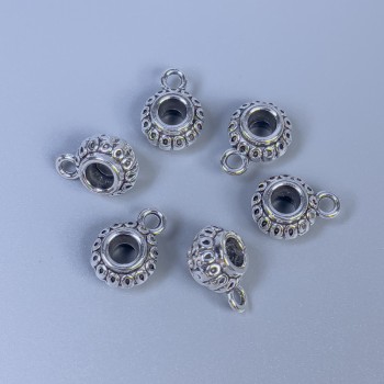 Zawieszka bail kolor metalu: srebro, wymiary 11 x 8 x 6 mm (+/-); otwory średnica 3,5 mm (+/-), średnica 2 mm (+/-); opakowanie 20 g (~18 szt.)