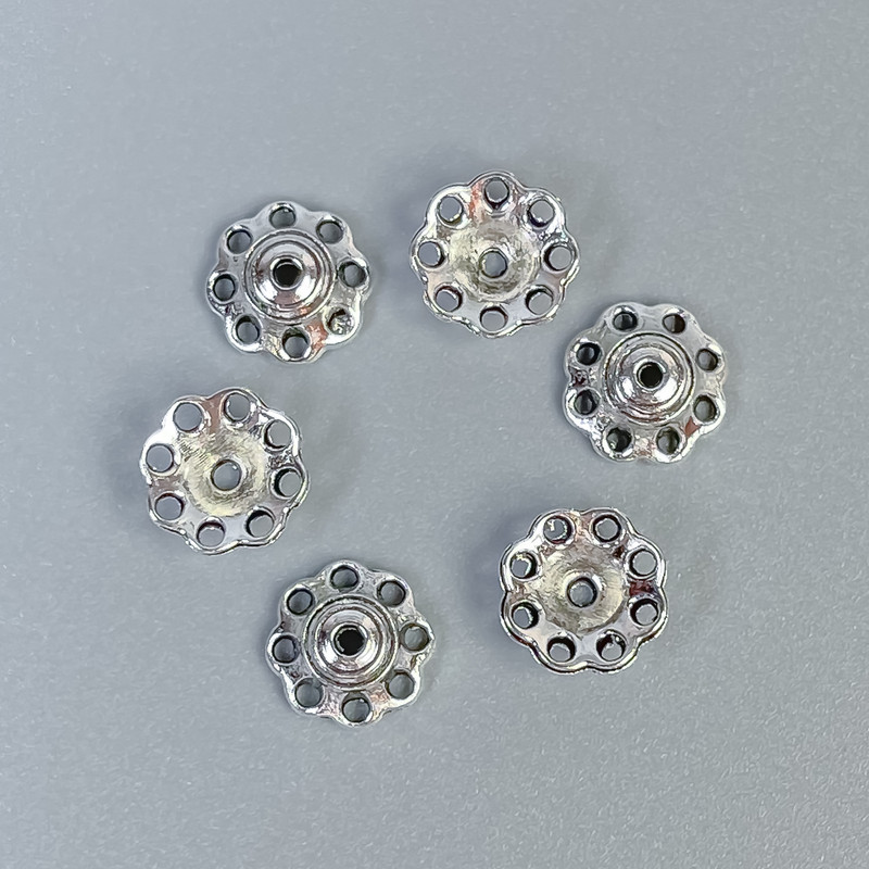 Czapeczka do koralików w kolorze srebrnym, 8×1 mm, otwór około 0,9 mm, opakowanie 54 szt.