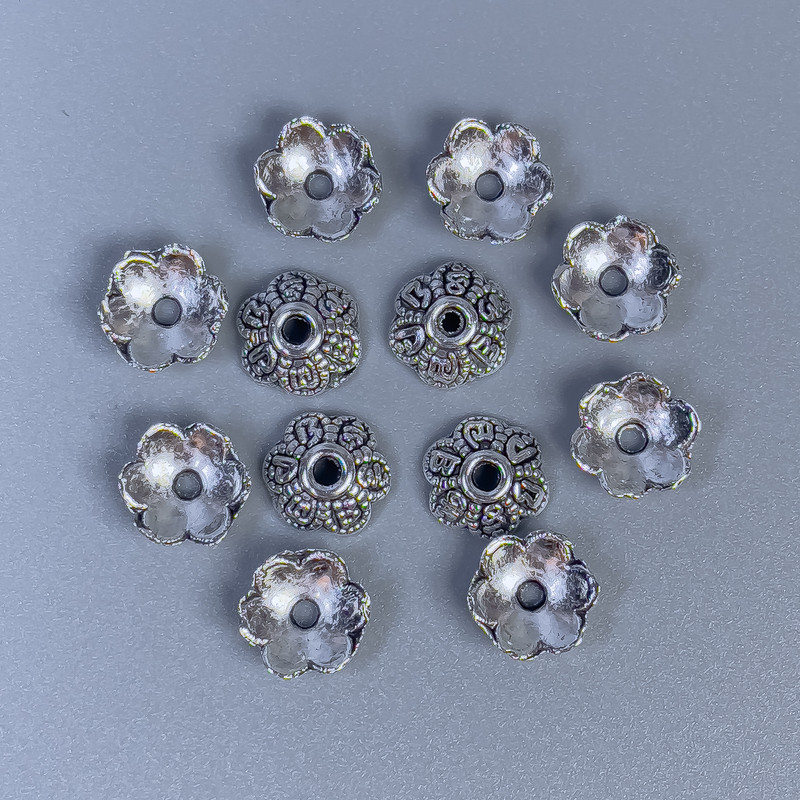 Kapeluszki jubilerskie do koralików, kolor metalu: srebrny, wymiary 8×3×1 mm ±, otwór Ø około 1,5 mm ±, opakowanie 50 szt.