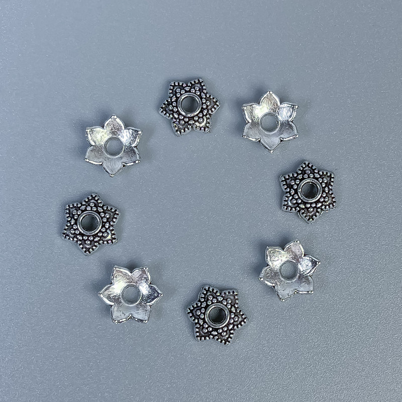 Czapeczka do koralików w kolorze srebrnym, średnica 7×1 mm, otwór 2 mm, opakowanie 20 g (~88 szt.)