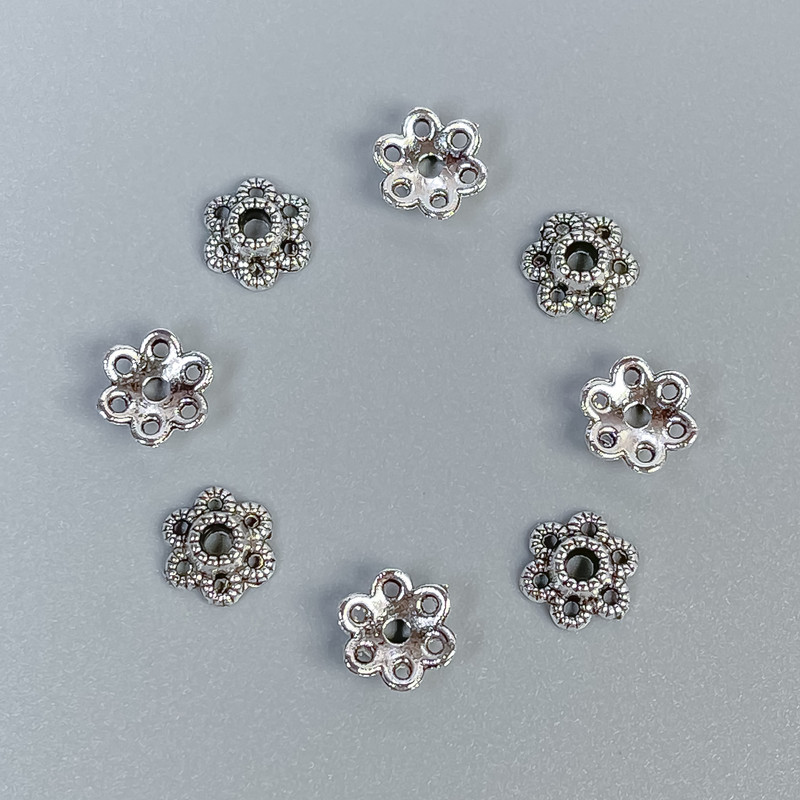 Czapeczki do koralików w kolorze srebra, średnica zewnętrzna 6 × 0,8 mm, otwór 1,5 mm, opakowanie 20 g (~195 szt.)