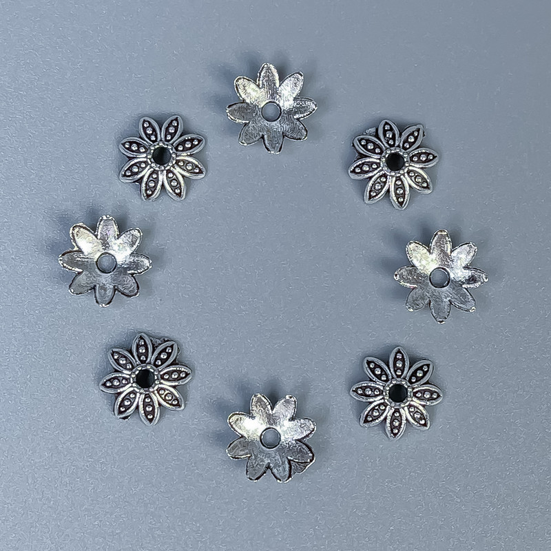 Czapeczka do koralików, kolor metalu srebrny, średnica 8×0,5 mm, otwór o średnicy 1,8 mm, opakowanie 20 g (~155 szt.)