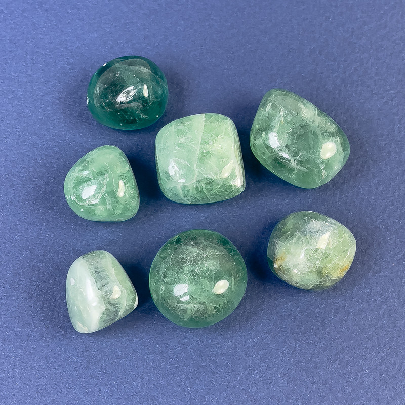Suvenirowy naturalny kamień fluorytu – galetka ~ rozmiary 16–20 mm (+/-) ~ waga 10–15 g. +/- szt. (cena za 100 g)