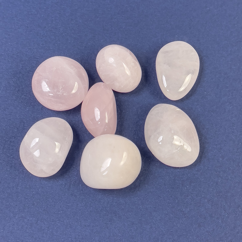 Pamiątkowy naturalny kamień – różowy kwarc, kamień turlany ~ wymiary 13x18-20x18 mm (+-) ~ waga 4-8 g. +/- /szt. (cena za 100 g)