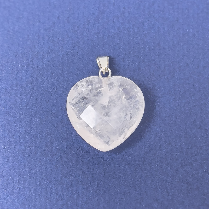 Wisiorek Serce z kryształu górskiego, naturalny, szlifowany kamień 20×20×8×25 mm+
