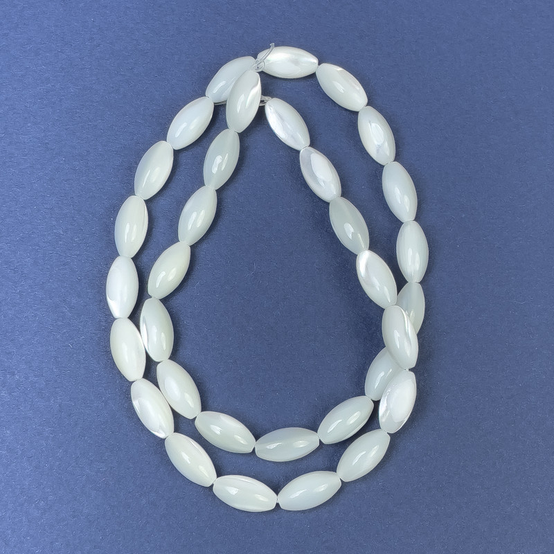 Koraliki z perłowym połyskiem na nici, w kształcie ziarenka, średnica 12×6 mm ±, długość 38 cm
