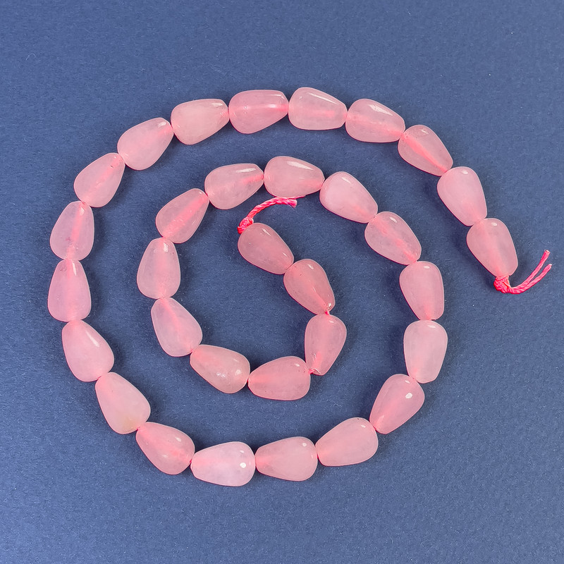Koraliki kwarcu różowego w kształcie kropli 12×8 mm +/- na nici, długość 38 cm+