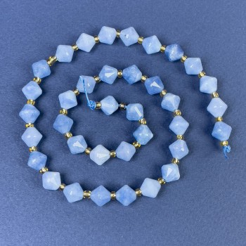 Koraliki akwamarynu fasetowane w romby 8x8 mm ± z koralikami na nitce, długość 37 cm ±