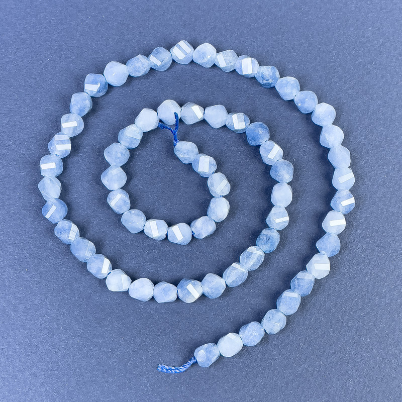 Koraliki z akwamarynu, granowane rombiki 6×5 mm +/- na nitce, długość 39 cm+