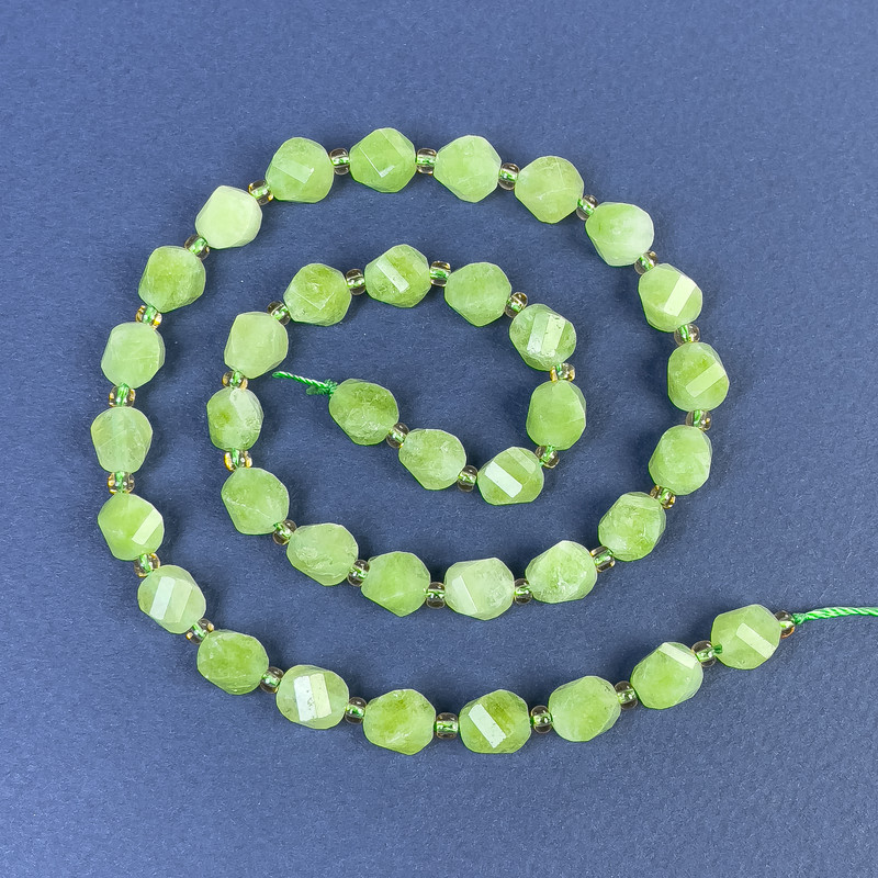 Koraliki z chryzolitu fasetowane rombiki 8×7 mm +- z koralikami na nici, długość 38 cm+