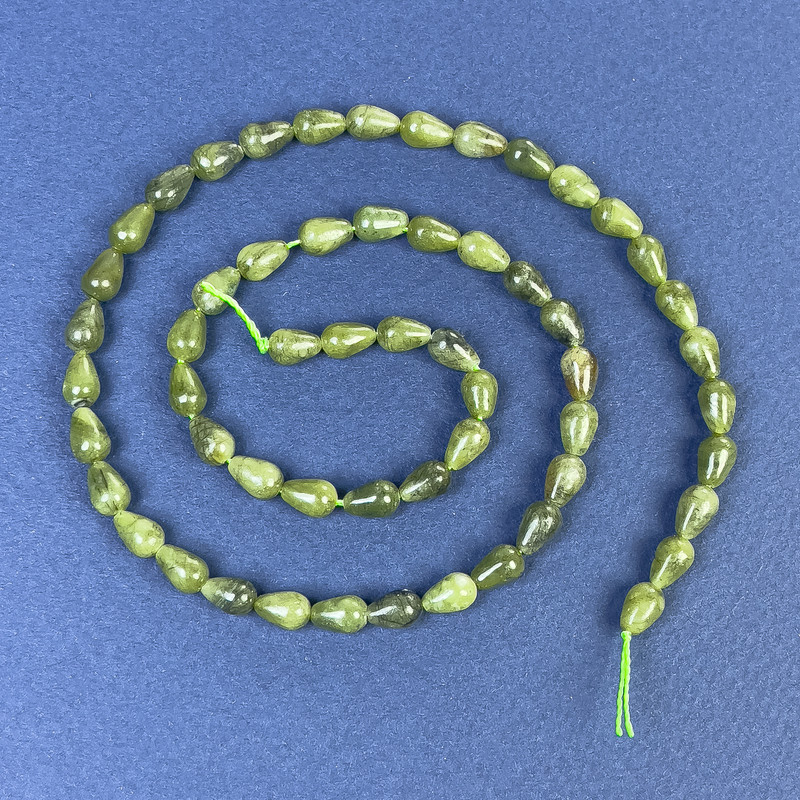 Koraliki z jadeitu w kształcie kropli 7×4 mm, na nici, długość około 39 cm.