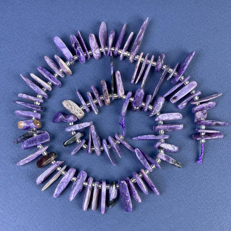 Koraliki z charoitu – kawałki 15–19×2–6 mm, na nici, 40 cm