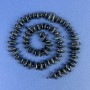 Koraliki agatowe w formie drobinek 10×3 mm ± z biserem na nici, długość 40 cm