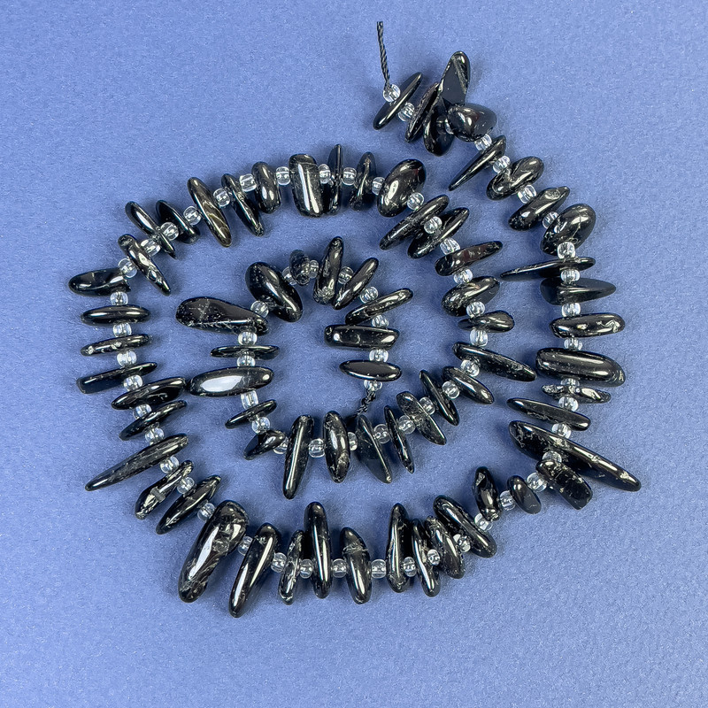 Koraliki z agatu – drobinki 11–22×2–4 mm ± z koralikami na nitce, długość 40 cm+