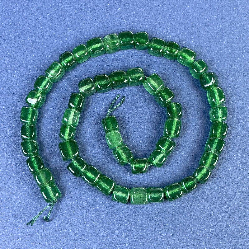 Koraliki z chryzoprazem w kształcie sześcianów 7×7 mm, na nitce, długość 37 cm +/-