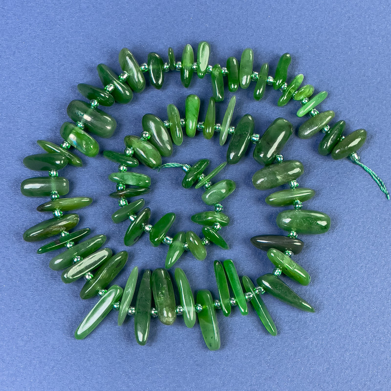 Koraliki jadeitu – drobinki w kształcie igły, 13–18×3–5 mm ± z koralikami na nitce, długość 39 cm+