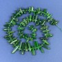 Koraliki jadeitu – drobinki w kształcie igły, 13–18×3–5 mm ± z koralikami na nitce, długość 39 cm+