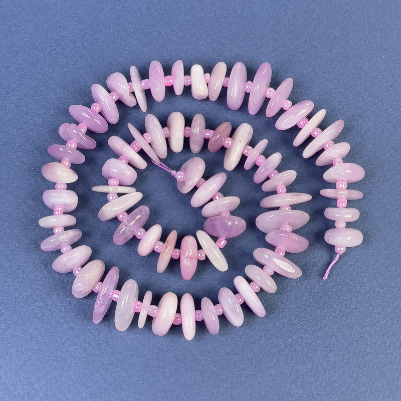 Koraliki z kunzytu – drobinki 12–16×2–5 mm + z koralikami na nici, długość 40 cm+