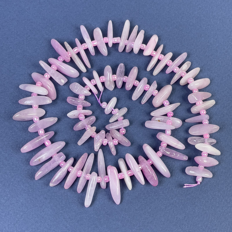 Koraliki kunzyt – drobne igiełki 15–20 × 2–5 mm ± na nitce, długość 40 cm+
