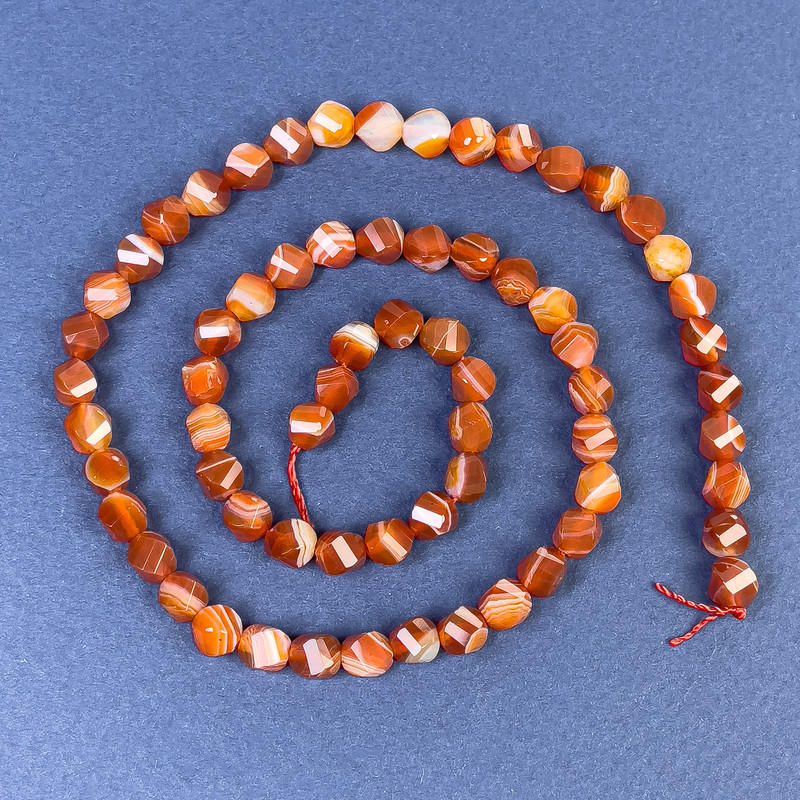 Koraliki z karneolu w formie szlifowanego rombu 6x5 mm na nici, długość 37 cm+