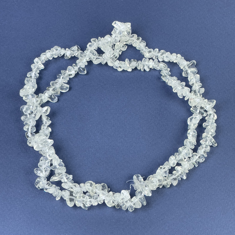 Koraliki kryształu górskiego - drobinki 6-12×2-4 mm na żyłce, długość 80 cm
