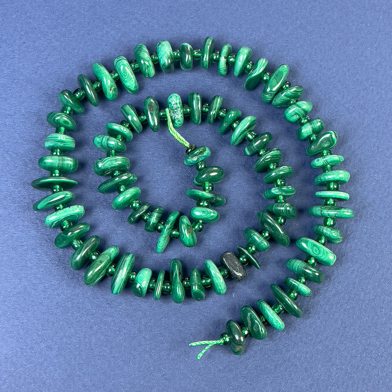 Koraliki z malachitu – kawałki 8–13×4 mm ± z koralikami 3 mm ± na nitce, długość 41 cm+