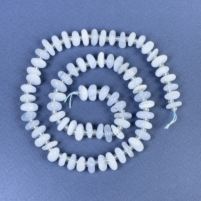 Koraliki agatu błękitnego w kształcie galetów z drobnymi koralikami, 8-10×4 mm, na nitce, długość 39 cm+