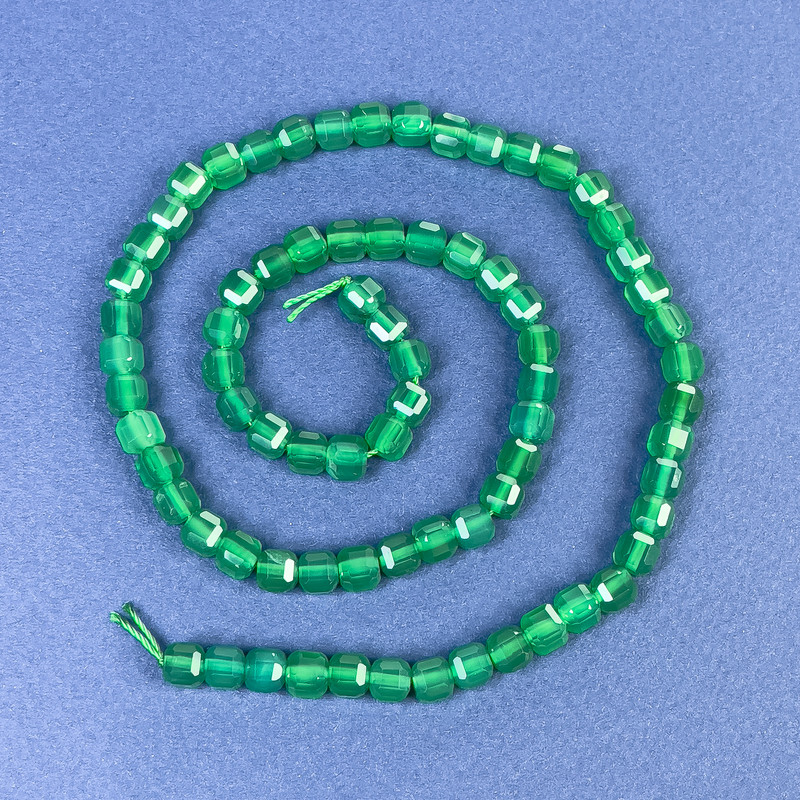 Koraliki z chryzoprazu, fasetowane w kształcie sześcianu 5×5 mm ± na nitce, długość ok. 38 cm