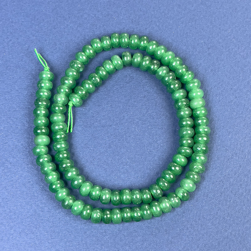 Koraliki z chryzoprazu w formie rondeli 6x4 mm ± na nitce, długość 38 cm+