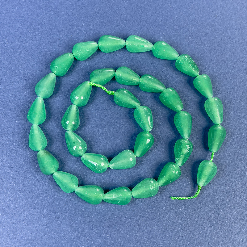 Koraliki nefrytu w kropli 12×8 mm na nitce, długość 39 cm