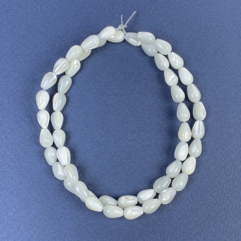 Koraliki perłowe w kształcie kropli 8×5 mm na nitce, długość 40 cm+