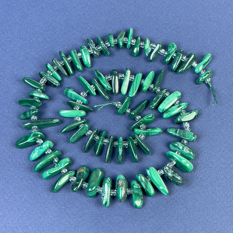 Koraliki malachitowe – drobinki 16×5 mm, z koralikami 3 mm, na nici, długość 40 cm