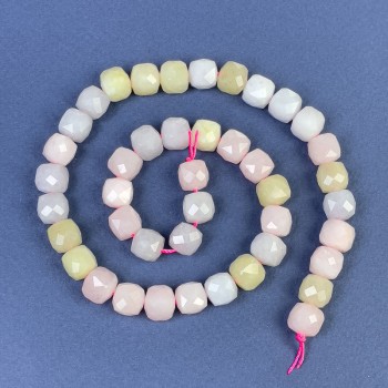 Koraliki morganitu fasetowane w kształcie sześcianów 9×9 mm ± na nici, długość 38 cm+