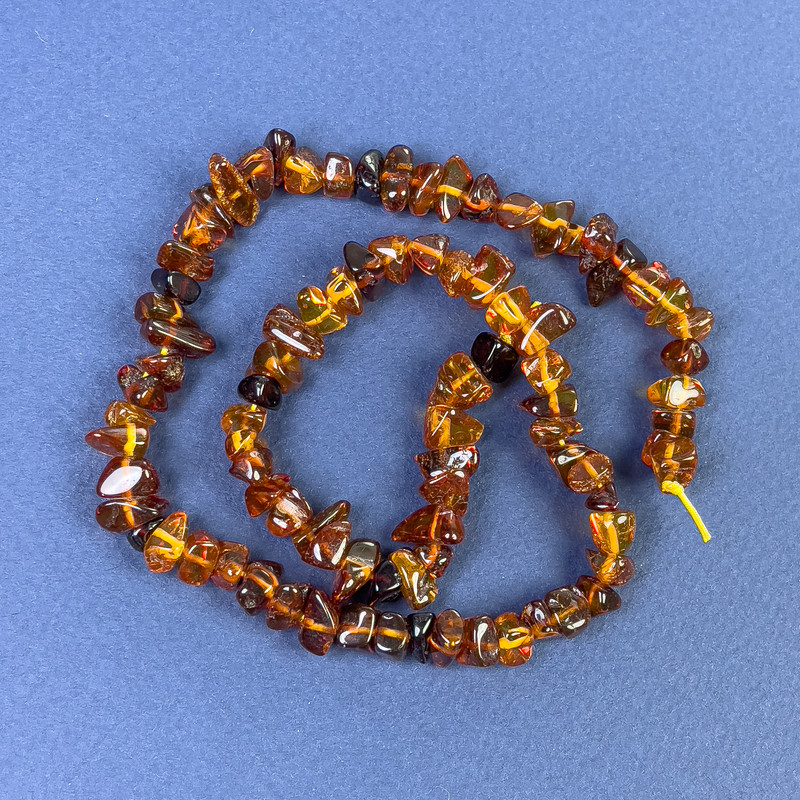 Koraliki bursztynu – drobiny 6–10×4 mm na nitce, długość 38 cm+