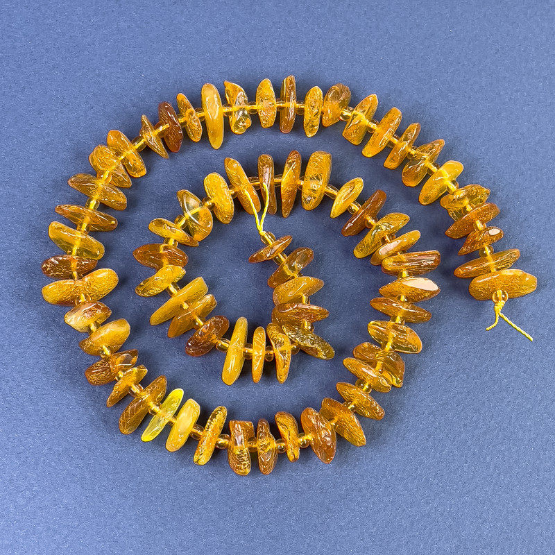 Koraliki bursztynu – drobinki 10–12×3–4 mm ± z biserem 3 mm ± na nitce, długość 39 cm