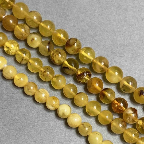 Koraliki bursztyn gładka kulka 5, 5–7 mm+- na nitce, długość 38 cm+