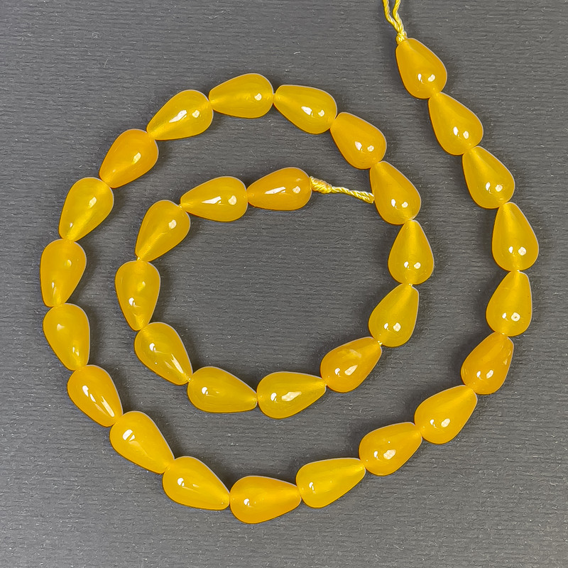 Koraliki cytrynowe w kształcie kropli 12×8–4 mm +- na nici, długość 38 cm+