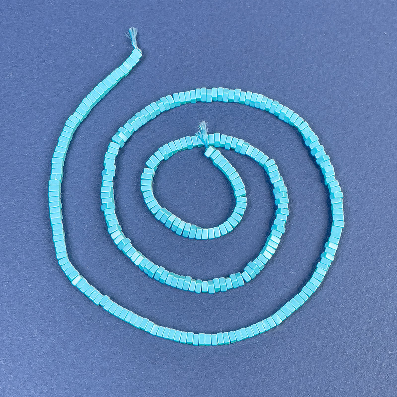 Koraliki turkus sztuczny kwadratowy rondel 2,5x1 mm+- na nitce, długość 39 cm+
