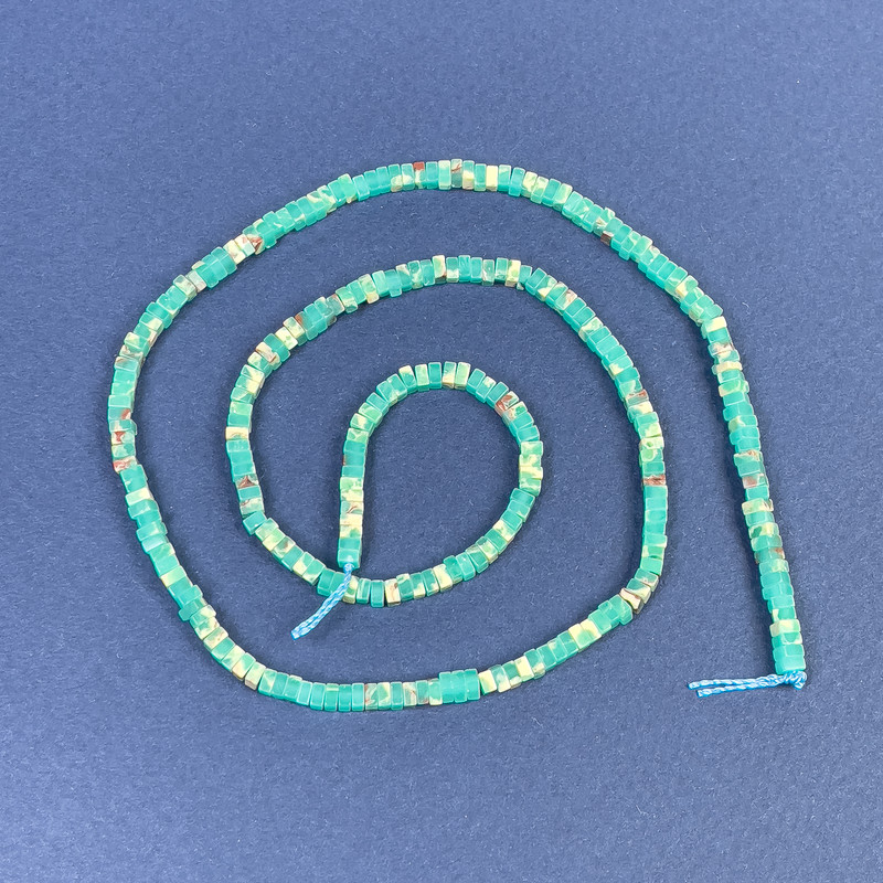 Koraliki z variszytu w kształcie kwadratowego rondla 2,5×1 mm ± na nitce, długość 39 cm+