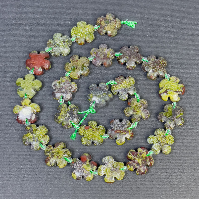 Koraliki jaspisu heliotropowego z naturalnego kamienia, kształt kwiatu, wymiary 15×6 mm, otwór ok. 1 mm, koraliki o średnicy 3 mm, długość 41 cm