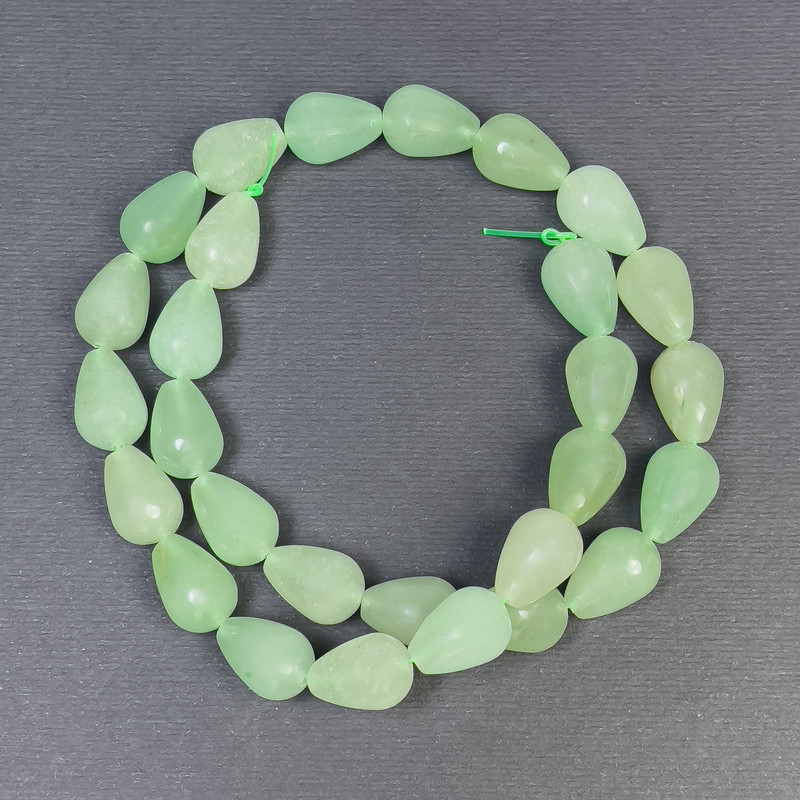 Koraliki z nefrytu w kształcie kropli, średnica 15×10 mm, otwór 1 mm, długość 40 cm