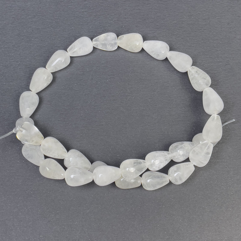 Koraliki kryształu górskiego z naturalnego kamienia w formie kropli, średnica 15×10 mm, otwór 1 mm, długość 40 cm.
