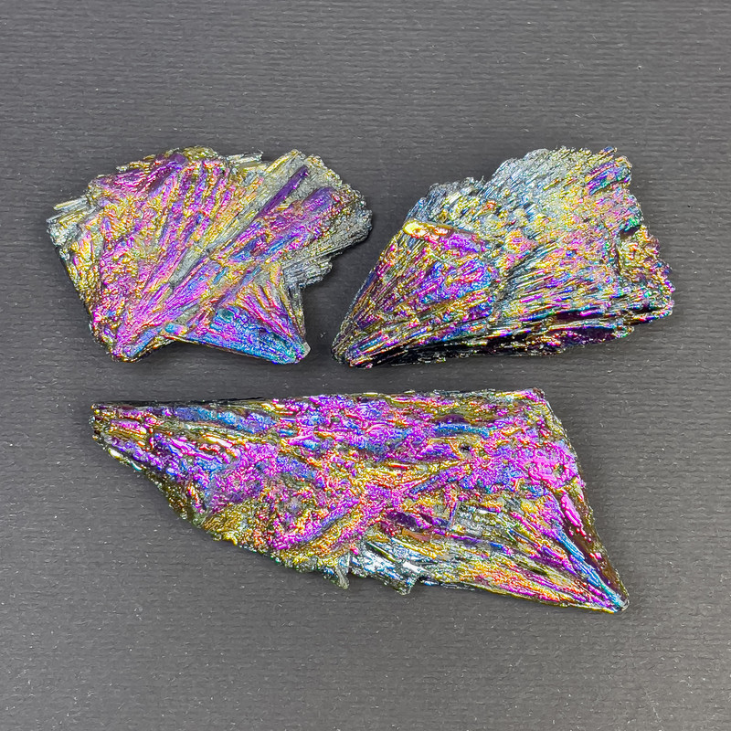 Cena za 100 g. Kianit tęczowy galwanizowany, masa od 24 g, wymiary 65×23×11 mm