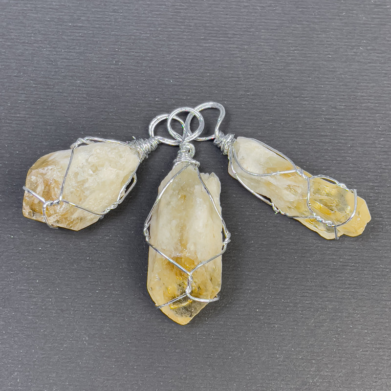 Wisiorek z nieobrobionego cytrynu, owinięty drutem 38×47×17 mm+