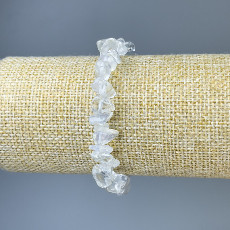 Bransoletka z kryształu i opalitów (syntetyczny kamień księżycowy), drobinki o średnicy 6–8 mm, długość 18 cm, elastyczna